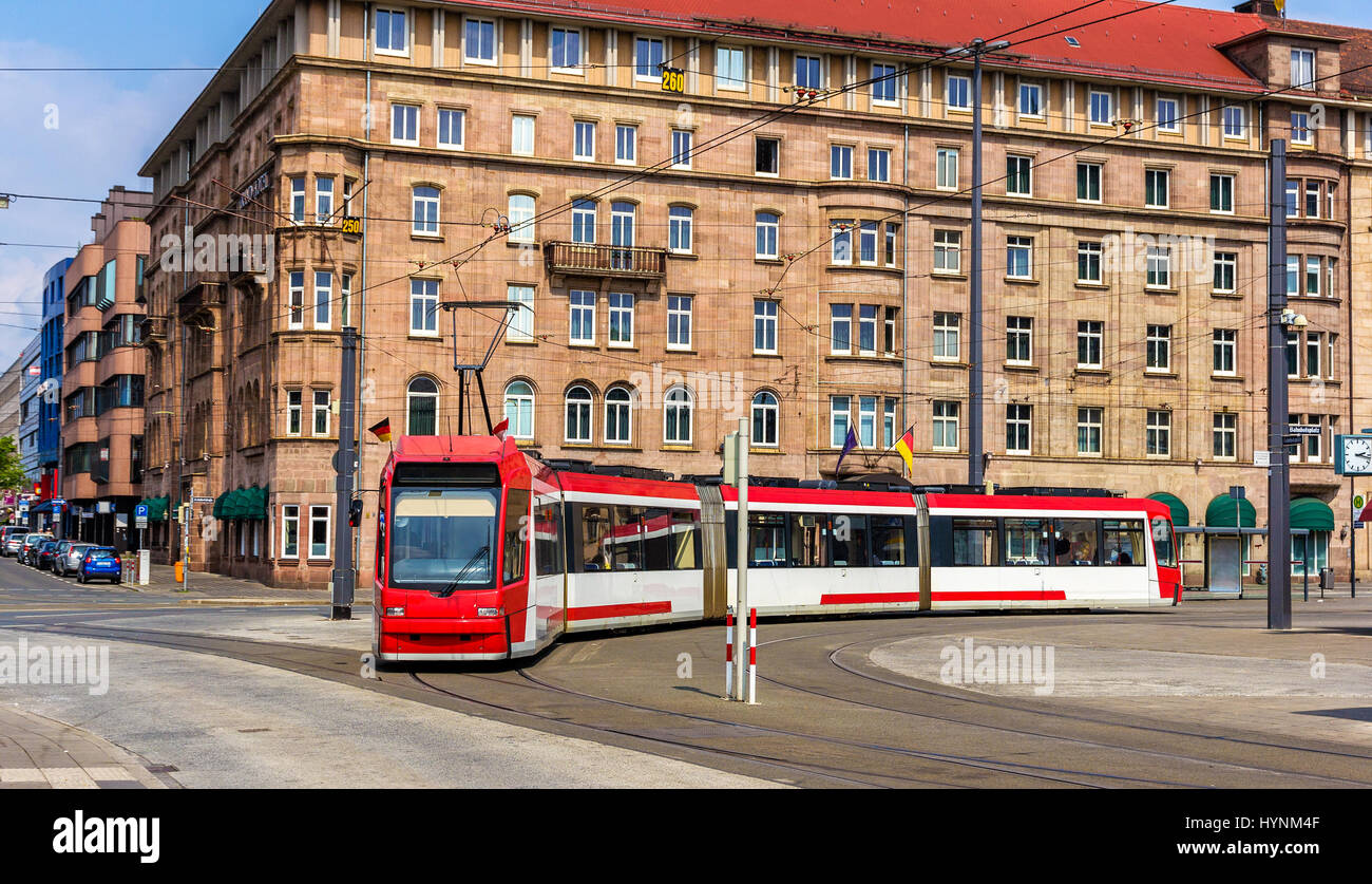 Straßenbahn in der Nähe von Bahnhof in Nürnberg - Deutschland Stockfoto