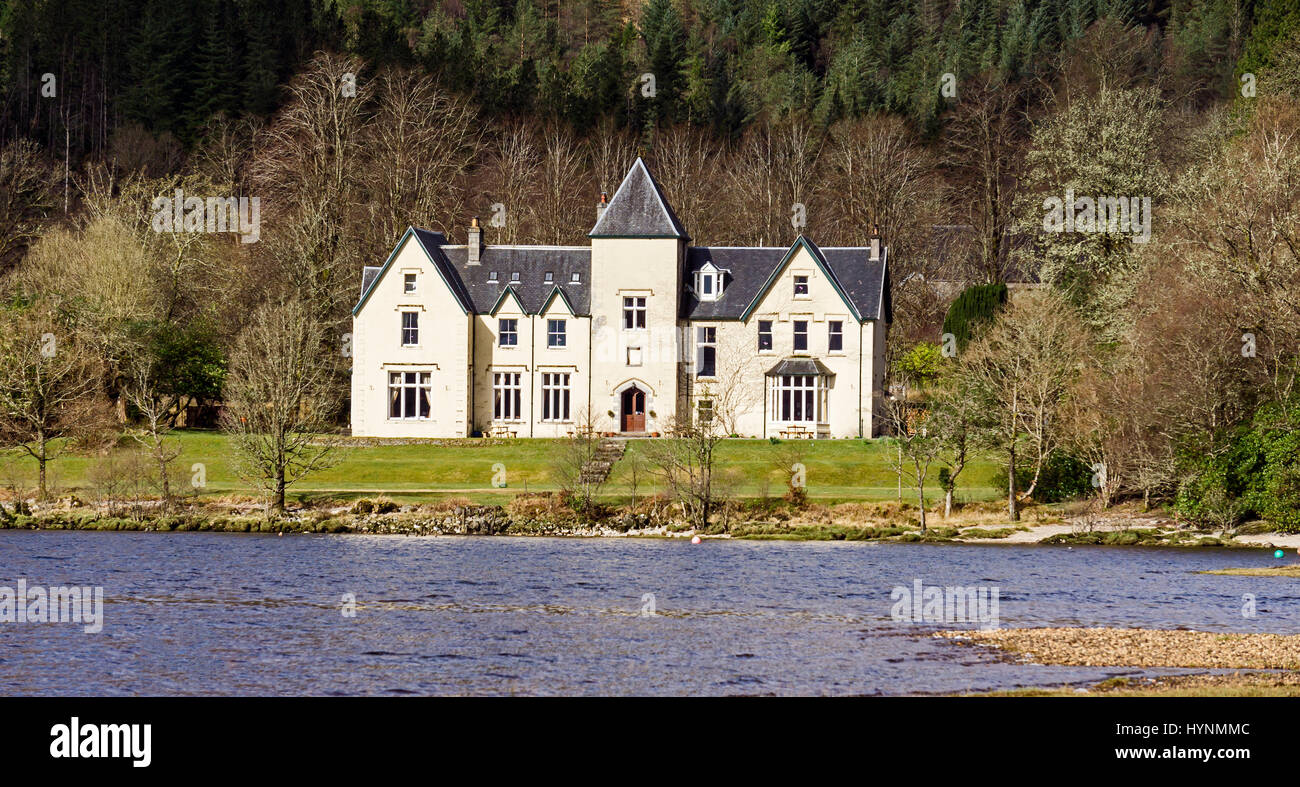 Glenfinnan Haus von Loch Shiel in Glenfinnan Highland, Schottland, Vereinigtes Königreich Stockfoto