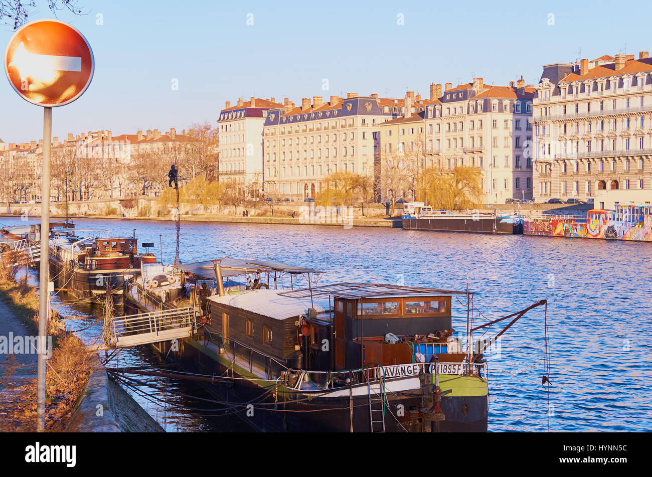 Lastkähne vertäut am Fluss Saone, Lyon, Auvergne, Rhône-Alpes, Frankreich Stockfoto