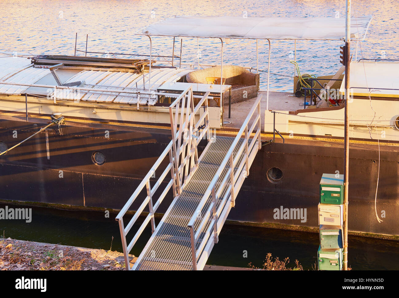 Schiff vor Anker am Fluss Saone, Lyon, Auvergne, Rhône-Alpes, Frankreich Stockfoto