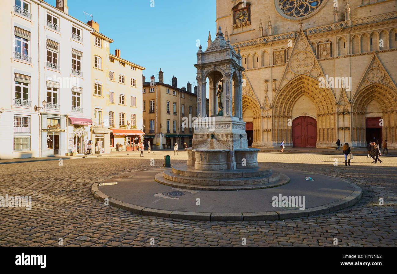 Lyon Kathedrale (Kathedrale Saint-Jean-Baptiste de Lyon) und Brunnenskulptur, Place St. Jean in Vieux-Lyon, der ältesten der Stadt Bezirk, Lyon, Auvergne Stockfoto