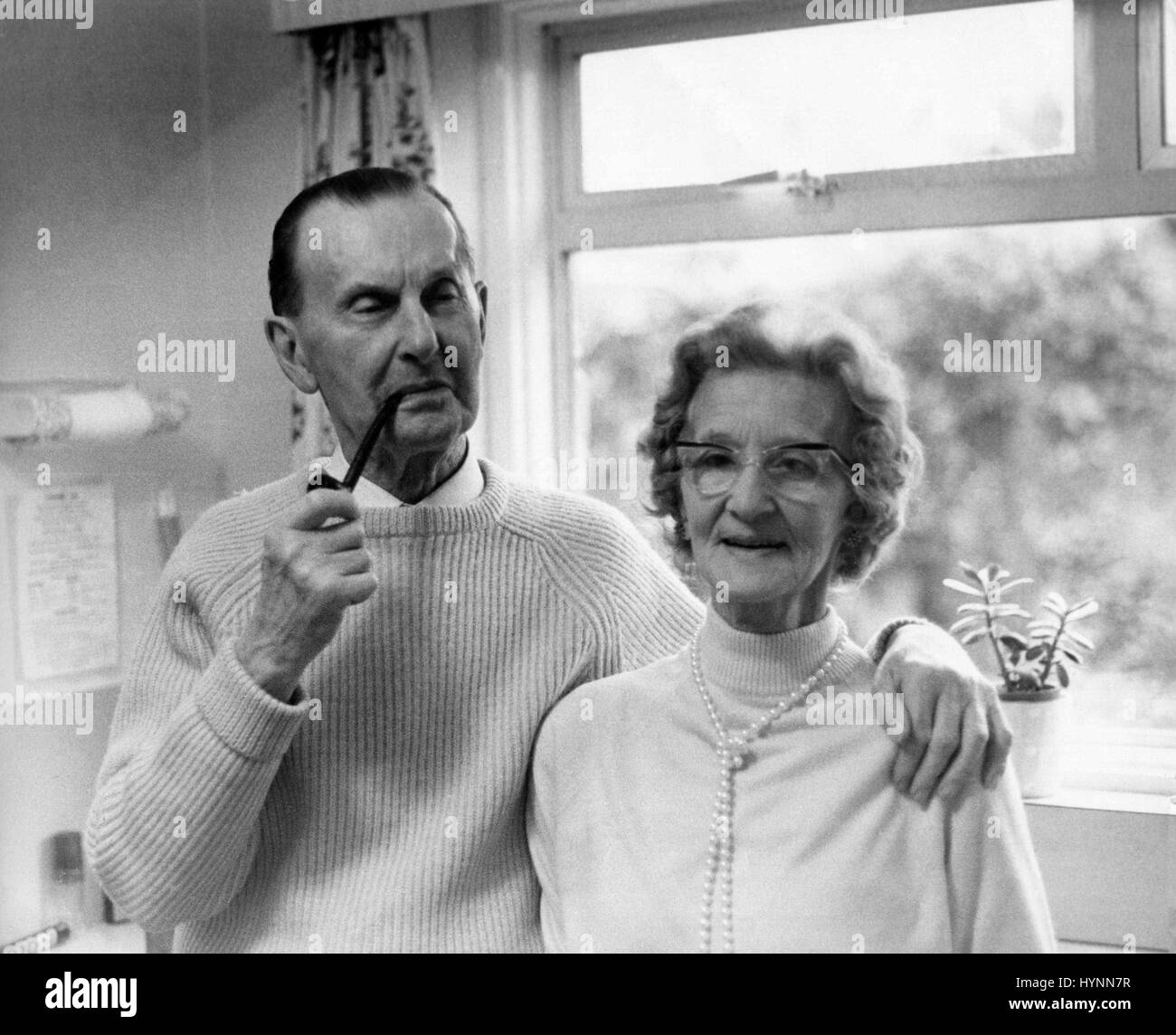 Einem älteren Ehepaar in den achtziger Jahren stellen in der Küche ihres Hauses in Bembridge, Isle Of Wight am 15. Dezember 1976. Stockfoto