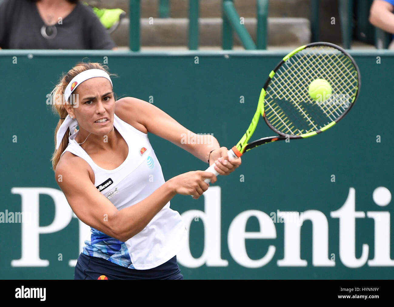 Charleston, South Carolina, USA. 5. April 2017. Monica Puig (PUR) Schlachten gegen Daria Kassatkin-(RUS), bei der Volvo Car Open gespielt wird im Kreis der Familie Tennis Center in Charleston, South Carolina. © Leslie Billman/Tennisclix/Cal Sport Media/Alamy Live-Nachrichten Stockfoto