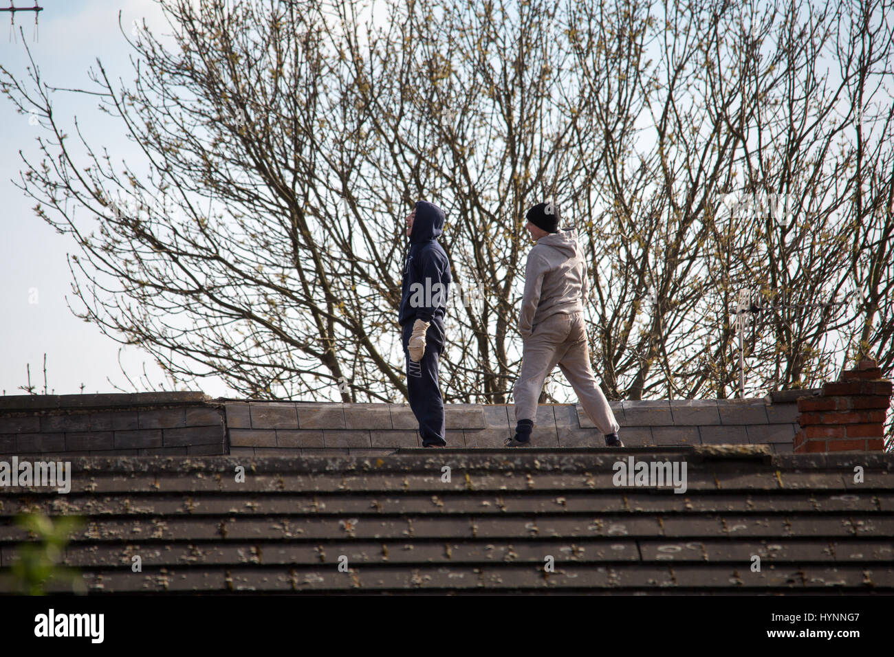 Nottingham, UK. 5. April 2017. Zwei Jugendliche beteiligt gewesen in eine Konfrontation mit der Polizei ganztägig in Nottingham, UK nach Flucht auf ein Dach und werfen Schutt auf die Straße unten. Bildnachweis: Tom Clare/Alamy Live-Nachrichten Stockfoto