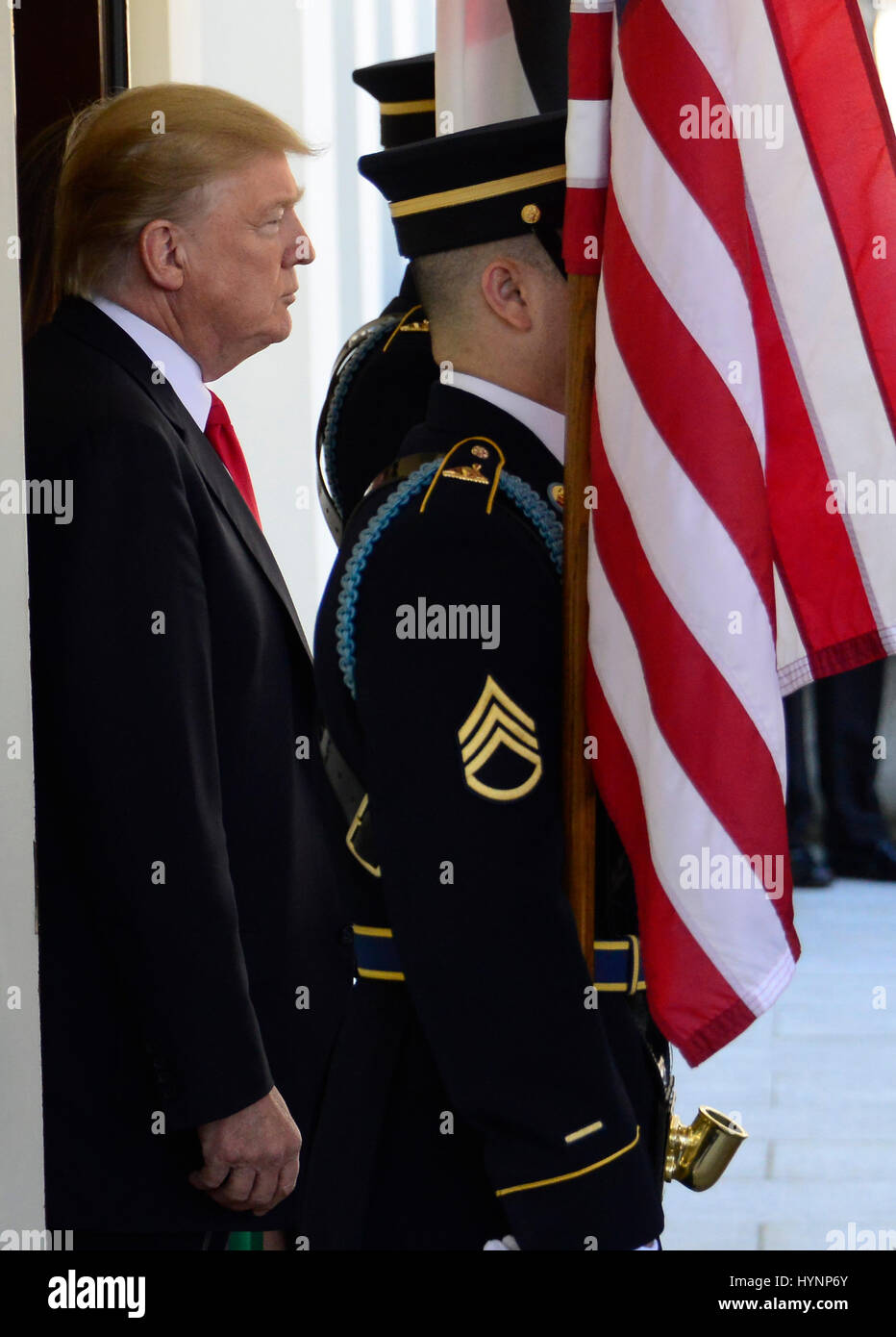 Washington, USA. 5. April 2017. Washington DC, USA. 5. April 2017. US-Präsident Donald J. Trump erwartet die Ankunft von König Abdullah II und Königin Rania von Jordanien, das Weiße Haus in Washington, DC auf Mittwoch, 5. April 2017. Bildnachweis: MediaPunch Inc/Alamy Live-Nachrichten Stockfoto