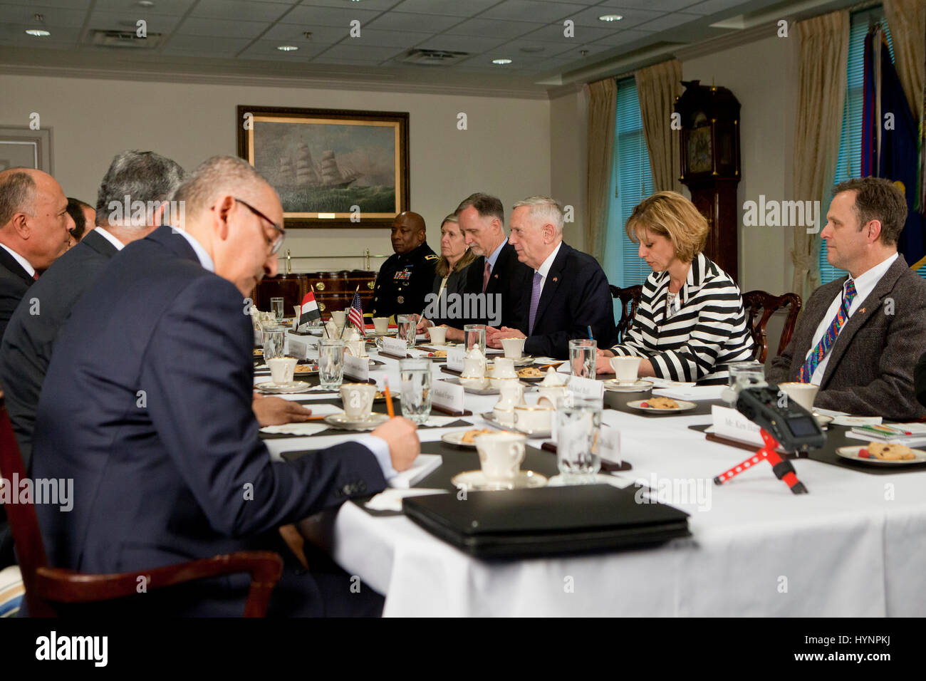 5. April 2017, Washington, DC USA: US-Verteidigungsminister Jim Mattis begrüßt Ägyptens Präsident, seine Exzellenz Abdel Fattah as-Sisi, um die Pentagon.Credit: B Christopher/Alamy Live News Stockfoto