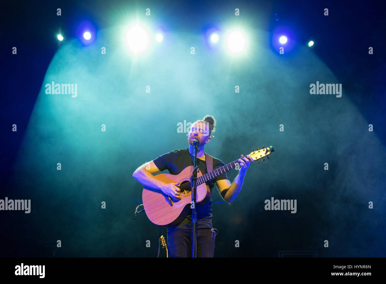 Edinburgh, UK. 5. April 2017. Newton Faulkner führt auf der Bühne in Usher Hall in Edinburgh, UK. Roberto Ricciuti/Alamy Live-Nachrichten Stockfoto