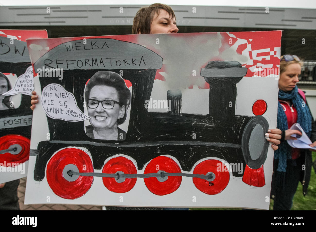 Danzig, Polen. 5. April 2017. Demonstranten mit Minister of Education Anna Zalewska Porträt werden auf 5. April 2017 in Danzig gesehen. Eltern und Lehrer Protest alle über dem Land gegen die polnische Regierungsreformen des Bildungssystems geplant. Die Regierung beabsichtigt, zu tun, Weg mit dem aktuellen Modell eines 6-jährige Grundschule, eine Mittelschule 3-Jahres und 3-Jahres-High School, und zurück zu dem alten System der 8-Jahres-Grundschule und 4-Jahres-High-School, ab 2017. Bildnachweis: Michal Fludra/Alamy Live-Nachrichten Stockfoto