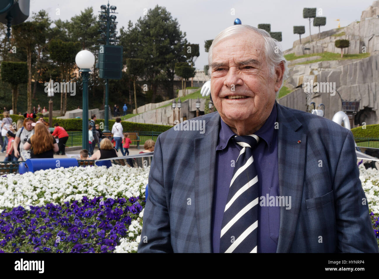 Paris, Frankreich. 4. April 2017. Julien Laupretre, Präsident von Secours Popular Francais, nehmen am 25. Jahrestag der "Copains du Monde" von Secours Popular Francais in Disneyland, Paris, Frankreich Teil Stockfoto