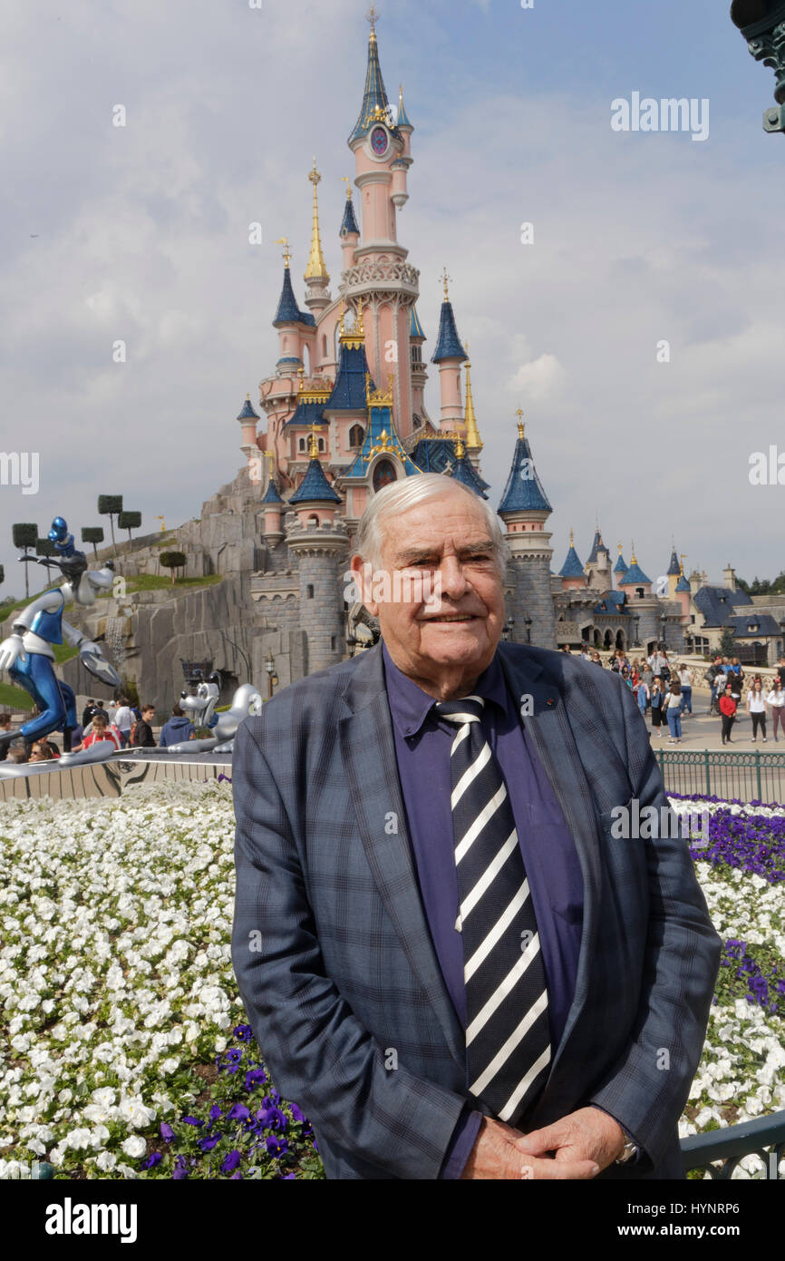 Paris, Frankreich. 4. April 2017. Julien Laupretre, Präsident von Secours Popular Francais, nehmen am 25. Jahrestag der "Copains du Monde" von Secours Popular Francais in Disneyland, Paris, Frankreich Teil Stockfoto