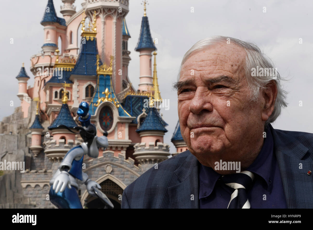 Paris, Frankreich. 4. April 2017. Julien Laupretre, Präsident von Secours Popular Francais, nehmen am 25. Jahrestag der "Copains du Monde" von Secours Popular Francais in Disneyland, Paris, Frankreich Teil Stockfoto