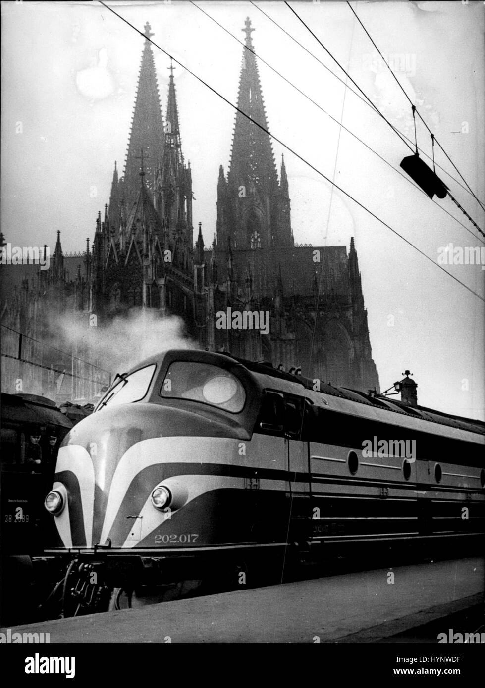 15. November 1956 - ein Test von Brüssel nach Köln: fahren in diesen Tagen der belgischen Eisenbahn mit diesem modernen Diesel-Elektro-Lokomotive. Die Zeit für es 250 km war zwei Stunden ist und 50 Minuten. Foto zeigt die Lok im Bahnhof Köln zu sehen ist. (Kredit-Bild: © Keystone Presseagentur/Keystone USA über ZUMAPRESS.com) Stockfoto