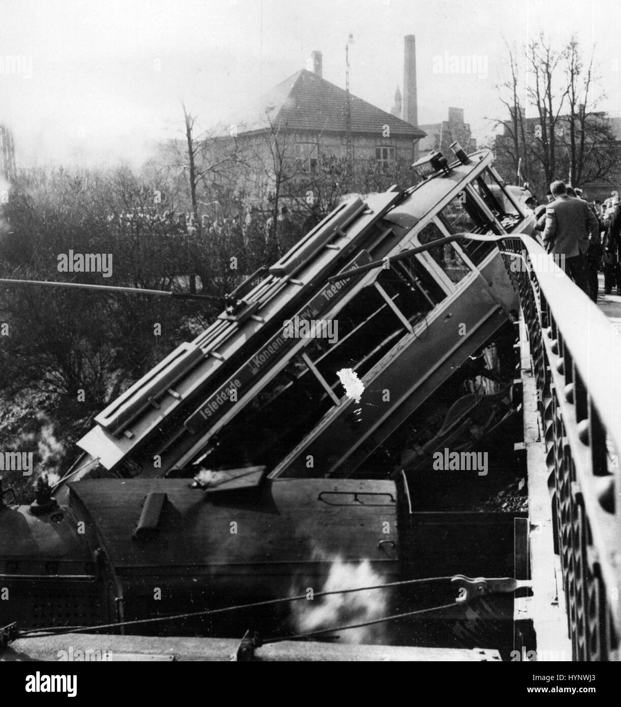 3. März 1958 - Escape für Straßenbahn-Passagiere. Eine Straßenbahn, die die Schienen links stürzte durch eine Balustrade der Eisenbahnbrücke in Kopenhagen, kurz bevor die Hamburg express war pass vor Ort auf die Zeile nach unten. Zwei schnelle Schiene-Männer es geschafft, den Zug zu stoppen, so dass es nur die Straßenbahn leicht fiel. Zwei der Straßenbahn Passagiere wurden verletzt. Foto zeigt:-das war die Szene nach dem Unfall in Kopenhagen. (Kredit-Bild: © Keystone Presseagentur/Keystone USA über ZUMAPRESS.com) Stockfoto