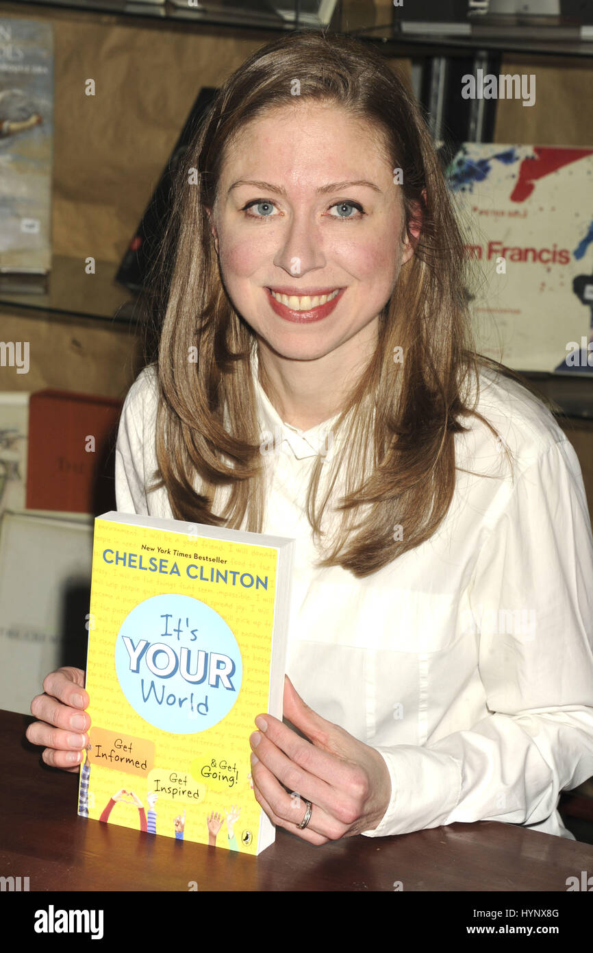 Chelsea Clinton Zeichen Kopien von ihr neues Buch "Es ist deine Welt" im Housing Works Bookstore am 4. April 2017 in New York City. | Verwendung Weltweit/Picture alliance Stockfoto