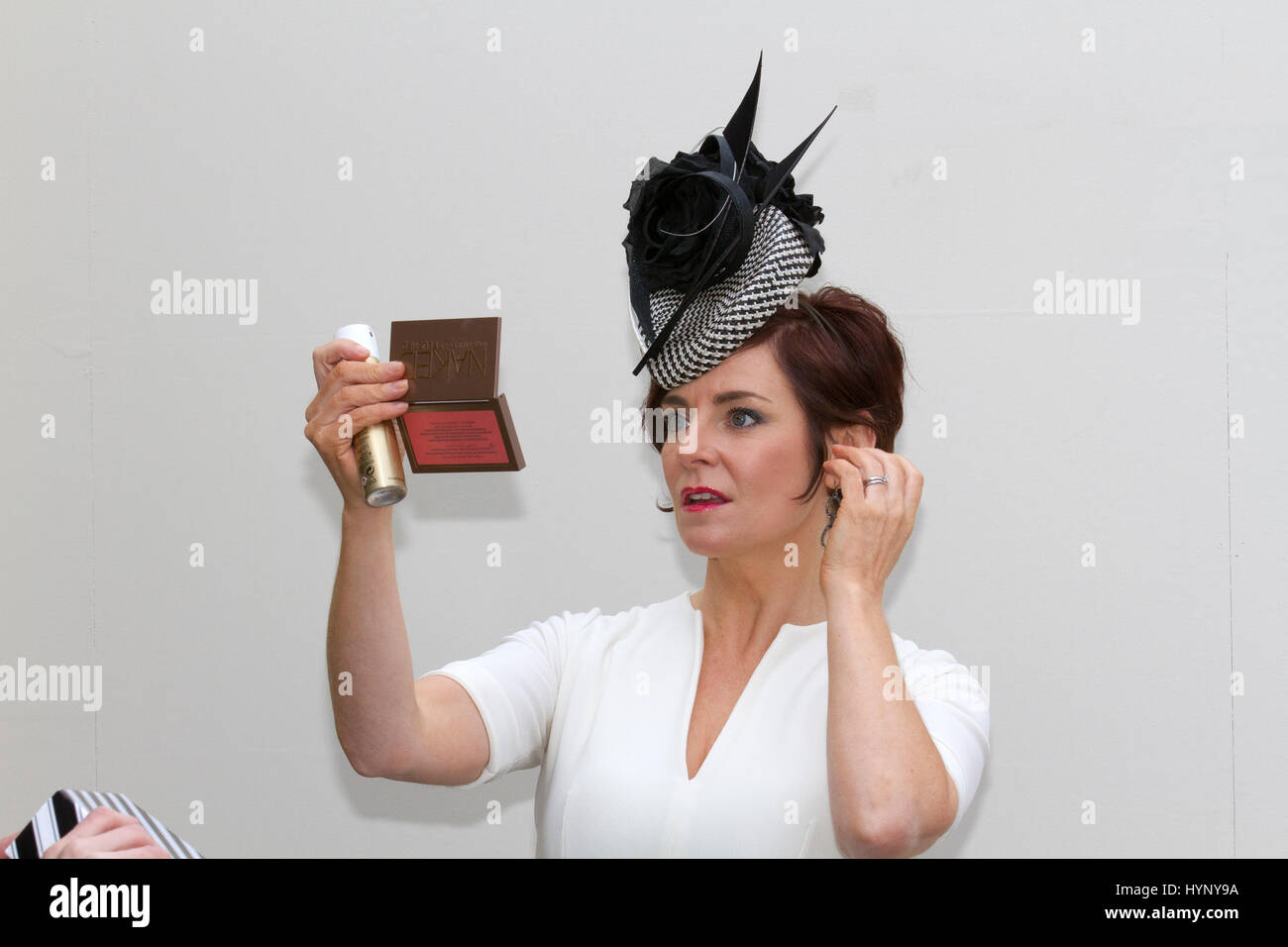 Liverpool, Merseyside, Großbritannien. April 2017. Rita Fitzgerald mit einer maßgeschneiderten Headress beim Aintree Grand National Festival Liverpool, Merseyside, Großbritannien. April 2017. Im Lichte der vergangenen Jahre, als die Outfits der Teilnehmer aus allen falschen Gründen Aufmerksamkeit erregt haben, drängten die Beamten des Grand National die diesjährigen Rennfahrer, sich „aufzumuntern“, um die Veranstaltung „anspruchsvoller“ zu machen. Stockfoto
