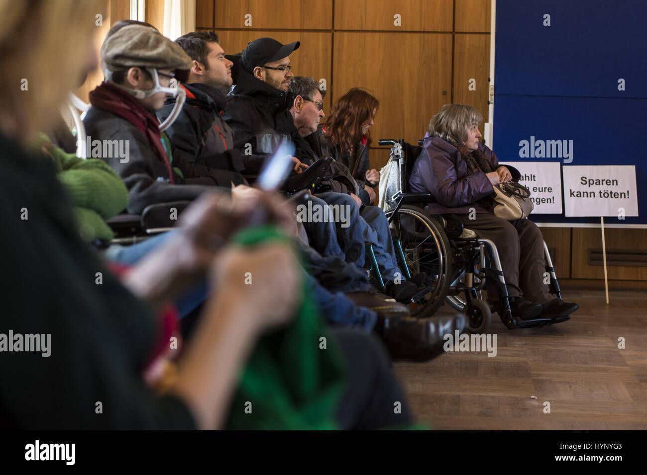 Berlin, Deutschland. 6. April 2017. Stadtrat KNUT MILDNER-SPINDLER (linke) im Gespräch mit Behinderung Rechte Aktivisten und deren Assistenten zwei Tage nach über die Besetzung des Rathauses in Friedrichshain-Kreuzberg. Die Demonstranten machen Berliner Bezirk Friedrichshain-Kreuzberg wegen unbezahlter Rechnungen bereits Support-Services in Krankenhäusern erbrachten Leistungen verantwortlich für die derzeit sehr angespannten wirtschaftlichen Lage der Hilfe Dienst "Ambulante Dienste". Bildnachweis: ZUMA Press, Inc./Alamy Live-Nachrichten Stockfoto