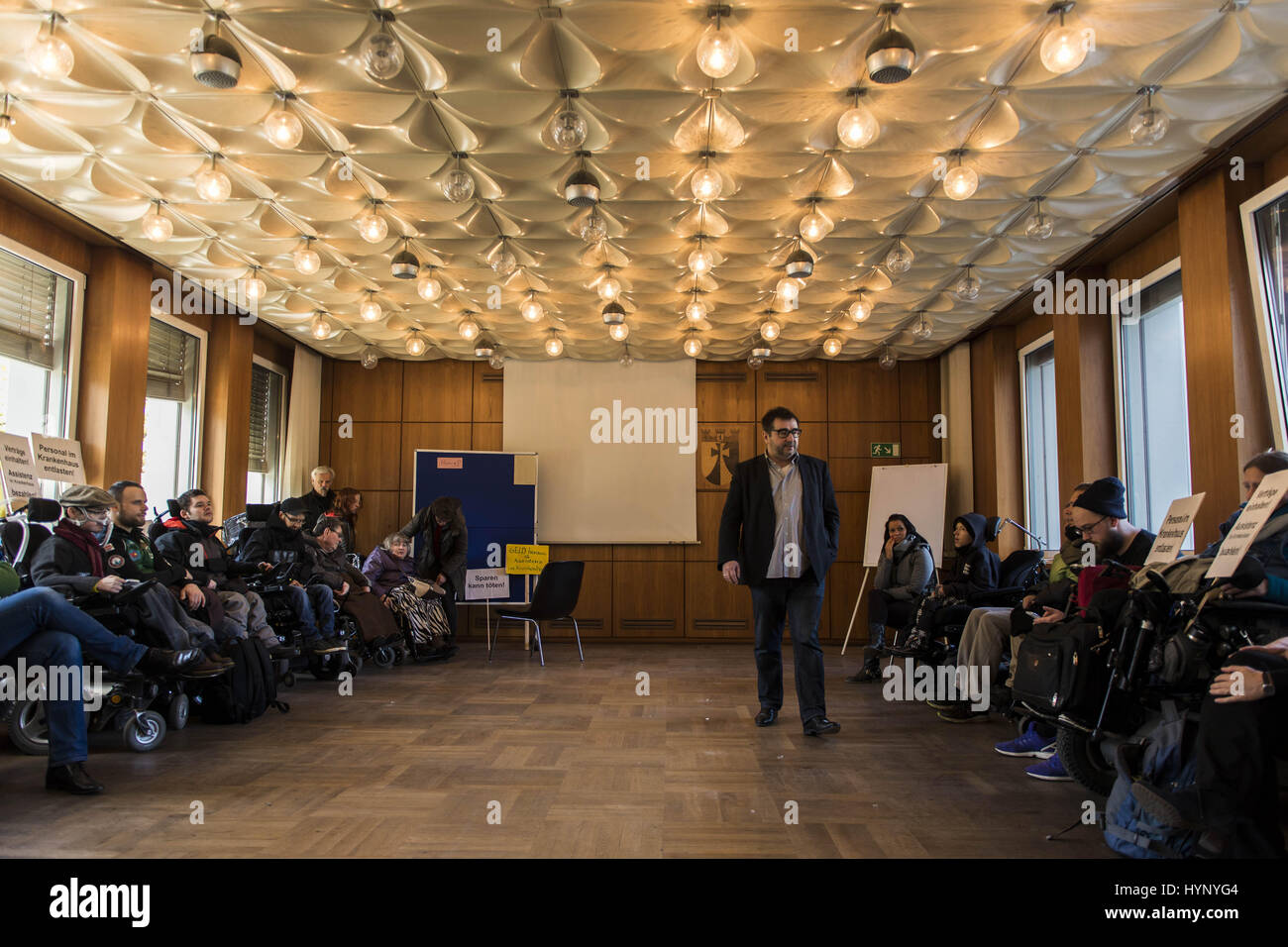 Berlin, Deutschland. 6. April 2017. Stadtrat KNUT MILDNER-SPINDLER (linke) im Gespräch mit Behinderung Rechte Aktivisten und deren Assistenten zwei Tage nach über die Besetzung des Rathauses in Friedrichshain-Kreuzberg. Die Demonstranten machen Berliner Bezirk Friedrichshain-Kreuzberg wegen unbezahlter Rechnungen bereits Support-Services in Krankenhäusern erbrachten Leistungen verantwortlich für die derzeit sehr angespannten wirtschaftlichen Lage der Hilfe Dienst "Ambulante Dienste". Bildnachweis: ZUMA Press, Inc./Alamy Live-Nachrichten Stockfoto