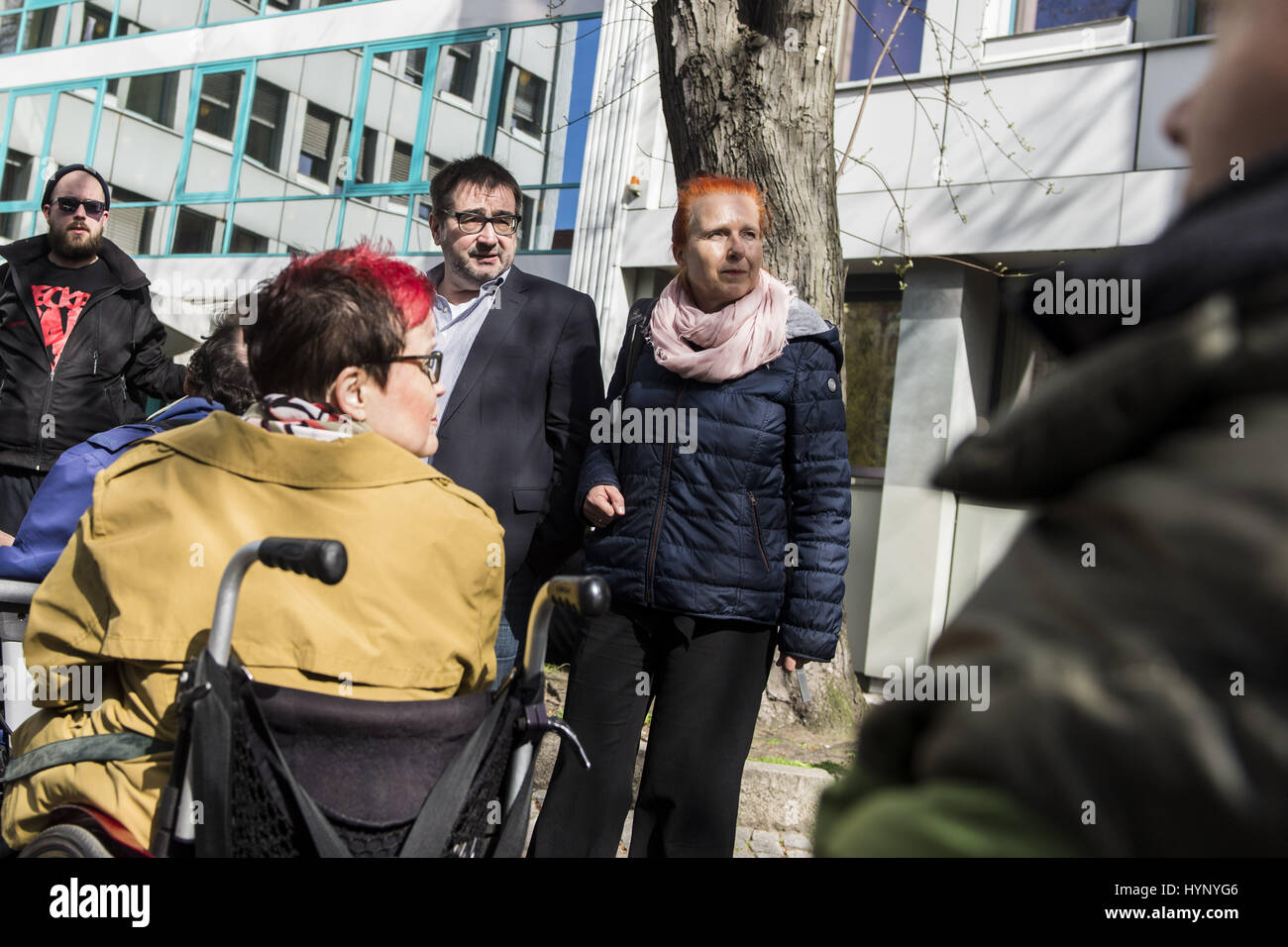 Berlin, Deutschland. 6. April 2017. Stadtrat KNUT MILDNER-SPINDLER (linke) im Gespräch mit Behinderung Rechte Aktivisten und deren Assistenten zwei Tage nach über die Besetzung des Rathauses in Friedrichshain-Kreuzberg. Die Demonstranten machen Berliner Bezirk Friedrichshain-Kreuzberg wegen unbezahlter Rechnungen bereits Support-Services in Krankenhäusern erbrachten Leistungen verantwortlich für die derzeit sehr angespannten wirtschaftlichen Lage der Hilfe Dienst "Ambulante Dienste". Bildnachweis: ZUMA Press, Inc./Alamy Live-Nachrichten Stockfoto
