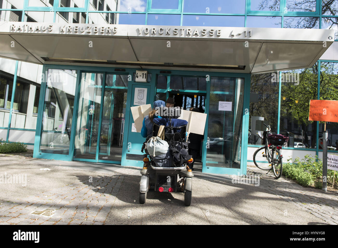 Berlin, Deutschland. 6. April 2017. Stadtrat KNUT MILDNER-SPINDLER (linke) im Gespräch mit Behinderung Rechte Aktivisten und deren Assistenten zwei Tage nach über die Besetzung des Rathauses in Friedrichshain-Kreuzberg. Die Demonstranten machen Berliner Bezirk Friedrichshain-Kreuzberg wegen unbezahlter Rechnungen bereits Support-Services in Krankenhäusern erbrachten Leistungen verantwortlich für die derzeit sehr angespannten wirtschaftlichen Lage der Hilfe Dienst "Ambulante Dienste". Bildnachweis: ZUMA Press, Inc./Alamy Live-Nachrichten Stockfoto