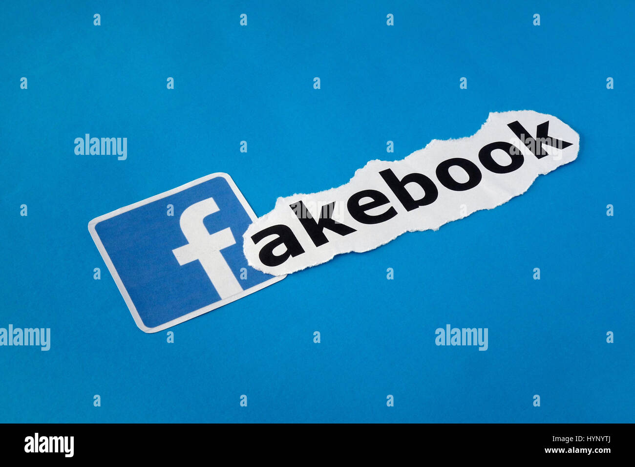 Abbildung-"F" von Facebook-Symbol wird verwendet, zu buchstabieren "Fakebook" mit einem Stück Papier. Genommen 18.12.2016. Facebook ist ein soziales Netzwerk laufen von der US-amerikanischen Firma mit dem gleichen Namen, Facebook Inc. Trotz Kritik will Facebook nicht zu übernehmen, Verantwortung für das Löschen von sogenannten fake-Nachrichten selbst. Stattdessen geben sie ein Team von externen Experten die Aufgabe. "Gefälschte Nachrichten" bezieht sich auf falsche und falsche Informationen, oft absichtlich verbreitet über elektronische Kanäle (vor allem social-Media). Sie sind absichtlich verbreitet durch Amtsträger, Politiker, Journalisten, Unterneh Stockfoto