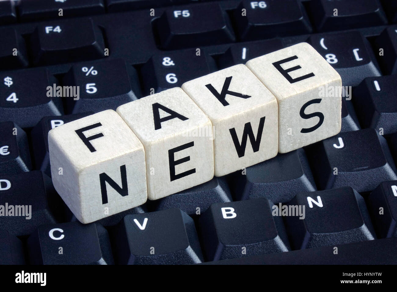 ILLUSTRATION - vier Buchstaben-Würfel buchstabieren der Wörter "Fake News"  auf einer Computertastatur. Aufgenommen am 18.12.2016. "Fake News" bezieht  sich auf falsche und falsche Informationen, oft absichtlich verbreitet über  elektronische Kanäle (vor ...