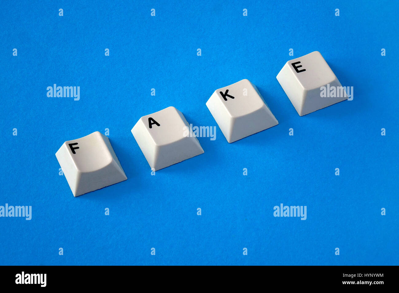 ILLUSTRATION - vier Computer-Tastatur-Tasten buchstabieren 'FAKE' auf blauem Grund. Aufgenommen am 17.12.2016. "Gefälschte Nachrichten" bezieht sich auf falsche und falsche Informationen, oft absichtlich verbreitet über elektronische Kanäle (vor allem social-Media). Sie sind absichtlich verbreitet, von Journalisten, Ceann Comhairle, Politiker, Unternehmen und Privatpersonen. In diesen Tagen gefälschte Nachrichten Geschichten (unwahre Informationen als Tatsache) halten in Video, Bild und Artikel Format online auftauchen, und einige sogar am Ende in die Berichterstattung über schwere Nachrichtenagenturen aufgenommen zu werden. Manipulierte Videos online zu verbreiten (zum Beispiel auf Stockfoto