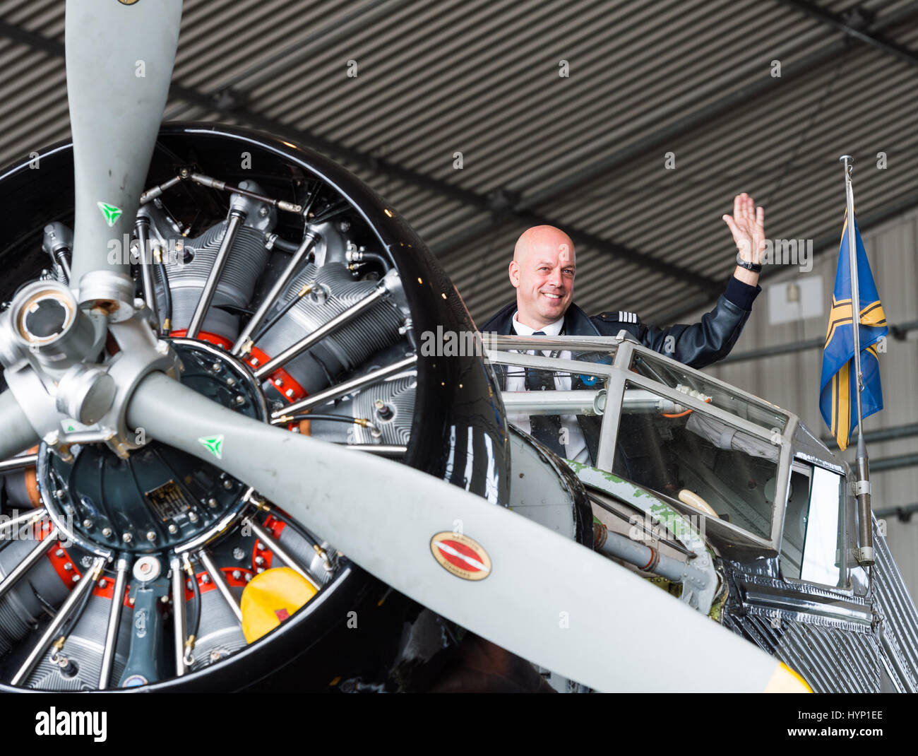 Hamburg, Deutschland. 6. April 2017. Pilot Uwe Wendt im Cockpit eine historische Junkers Ju 52 Flugzeuge in einem Hangar in Hamburg, Deutschland, 6. April 2017. Das Flugzeug, umgangssprachlich bekannt als Tante Ju ("Tante Ju"), feiert seinen 81. Geburtstag. Das Flugzeug wurde über einen Zeitraum von eineinhalb Jahren restauriert und wird in Kürze Flug bereit. Foto: Christophe Gateau/Dpa/Alamy Live News Stockfoto