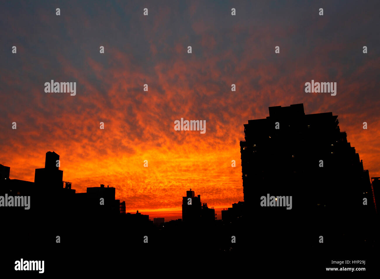 New York, USA. 5. April 2017. Sonnenuntergang über der Chelsea-Abschnitt von Manhattan in New York City am Abend des 5. April 2017 Credit: Adam Stoltman/Alamy Live News Stockfoto