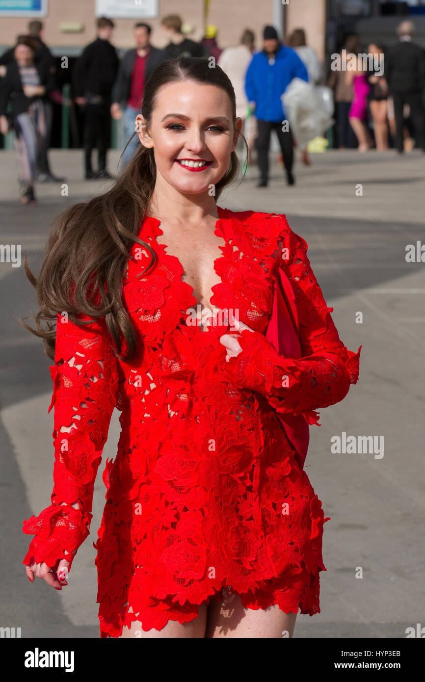 Racegoers weibliche Mode, High-Fashion-Kleidung, stilvoll, Geek chic trendy, formale Damen Kittel, haute Couture Kleider und Fashionistas iLiverpool, Merseyside, UK Apr, 2017. Hannah's Opening Day Mode beim Aintree Grand National Festival. Im Lichte der vergangenen Jahre, als die Outfits der Teilnehmer aus allen falschen Gründen Aufmerksamkeit erregt haben, drängten die Beamten des Grand National die diesjährigen Rennfahrer, sich „aufzumuntern“, um die Veranstaltung „anspruchsvoller“ zu machen. Stockfoto