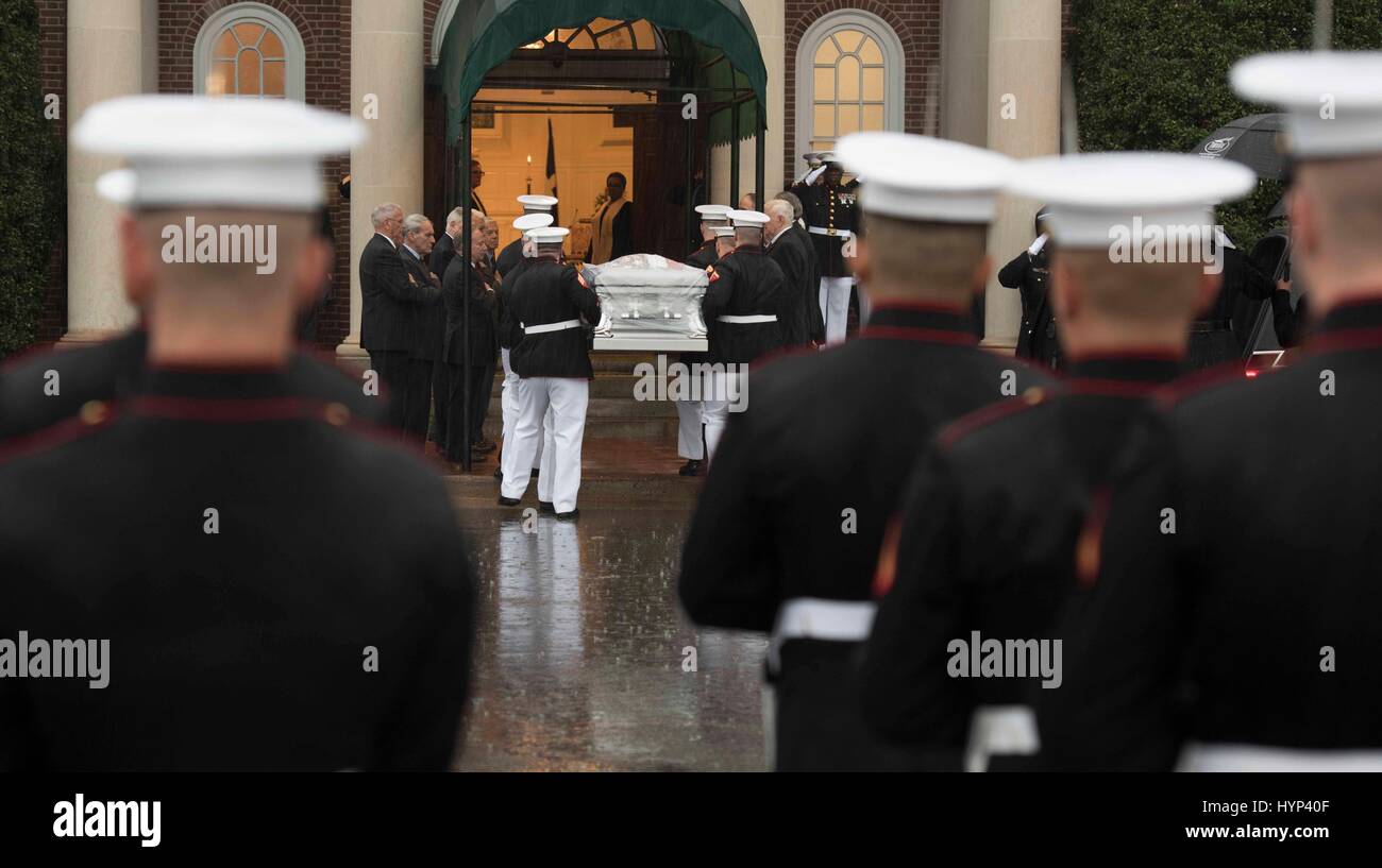 Arlington, Virginia, USA. 6. April 2017. Marines mit Marine Barracks Washington tragen den Sarg während der Trauerfeiern für John Glenn vor der alten Post-Kapelle, ft. Meyer 6. April 2017 in Arlington, Virginia. Glenn, der erste amerikanische Astronaut, die Erde zu umkreisen und später ein Senator der Vereinigten Staaten, starb im Alter von 95 Jahren am 8. Dezember 2016. Bildnachweis: Planetpix/Alamy Live-Nachrichten Stockfoto