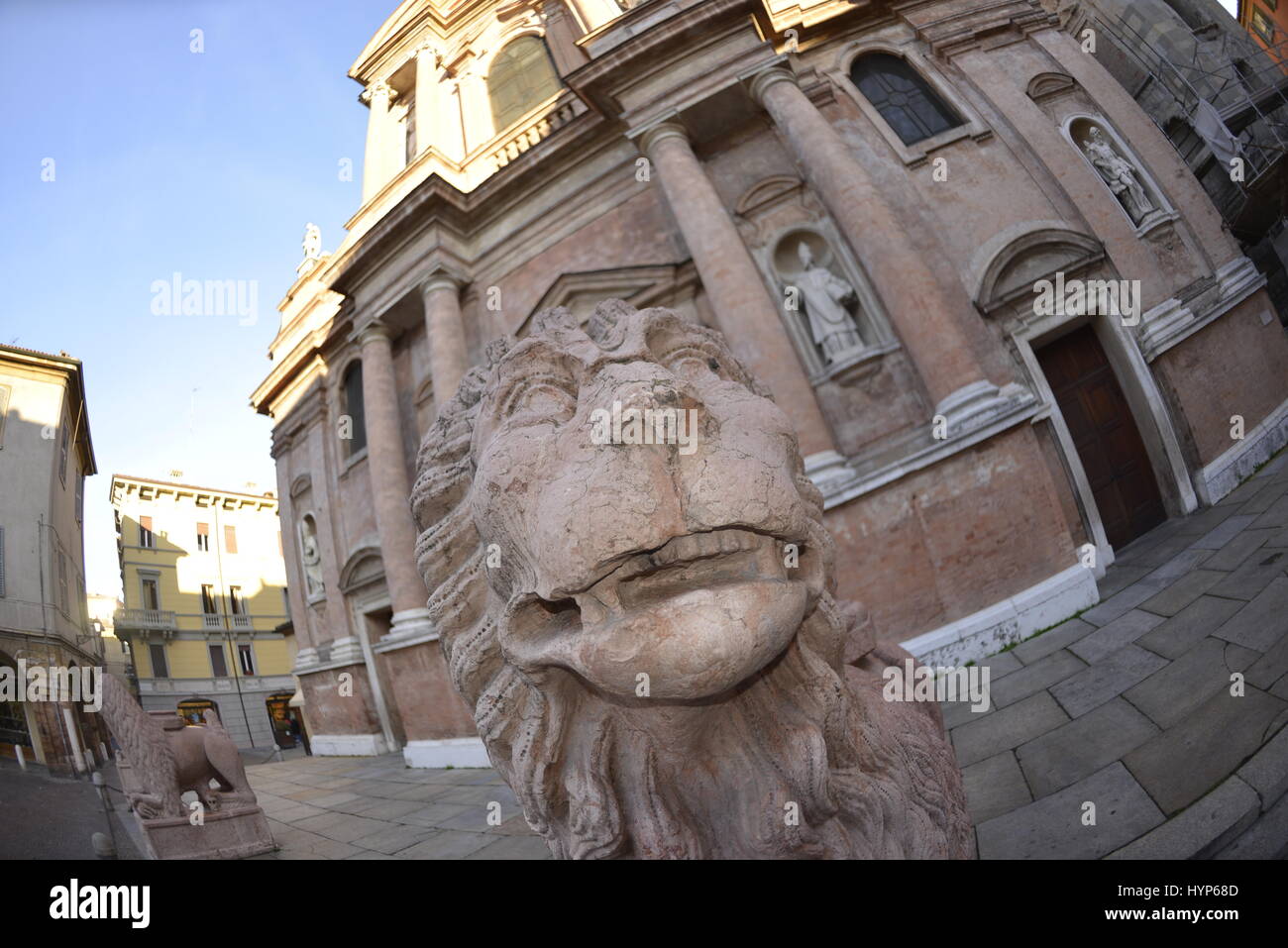 Löwe vor der Basilika von San Prospero, Piazza San Prospero, Reggio Emilia (Reggio Emilia), Emilia Romagna, Italien Stockfoto