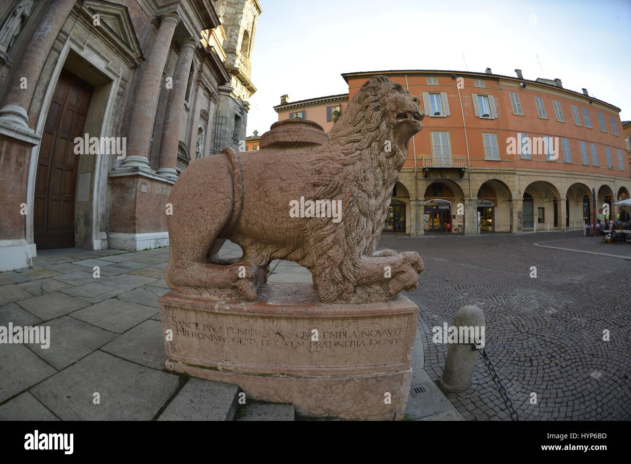 Löwe vor der Basilika von San Prospero, Piazza San Prospero, Reggio Emilia (Reggio Emilia), Emilia Romagna, Italien Stockfoto