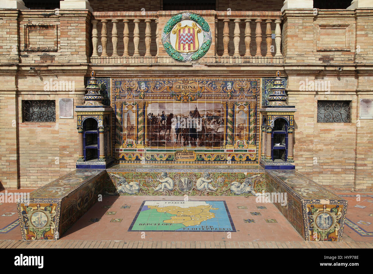 Keramische Azulejos gefliest provincial Bank oder Alkoven von Gerona auf der Plaza de España in Parque de Maria Luisa Sevilla Sevilla Spanien Stockfoto