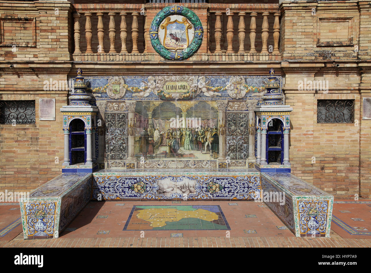Keramische Azulejos gefliest provincial Bank oder Alkoven von Guadalajara auf der Plaza de España in Parque de Maria Luisa Sevilla Sevilla Spanien Stockfoto