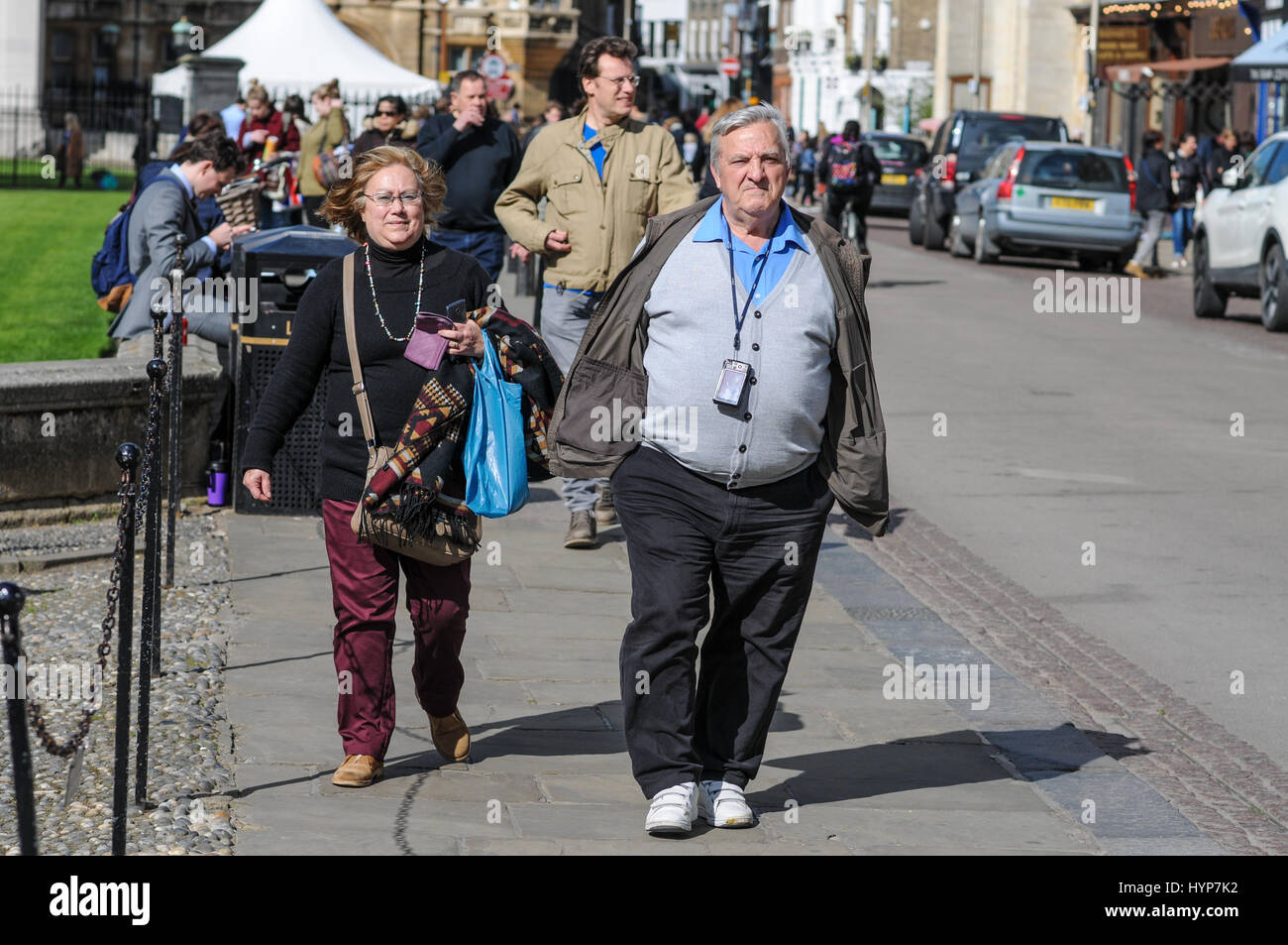 Übergewichtiger Mann zu Fuß durch Cambridge England UK Stockfoto