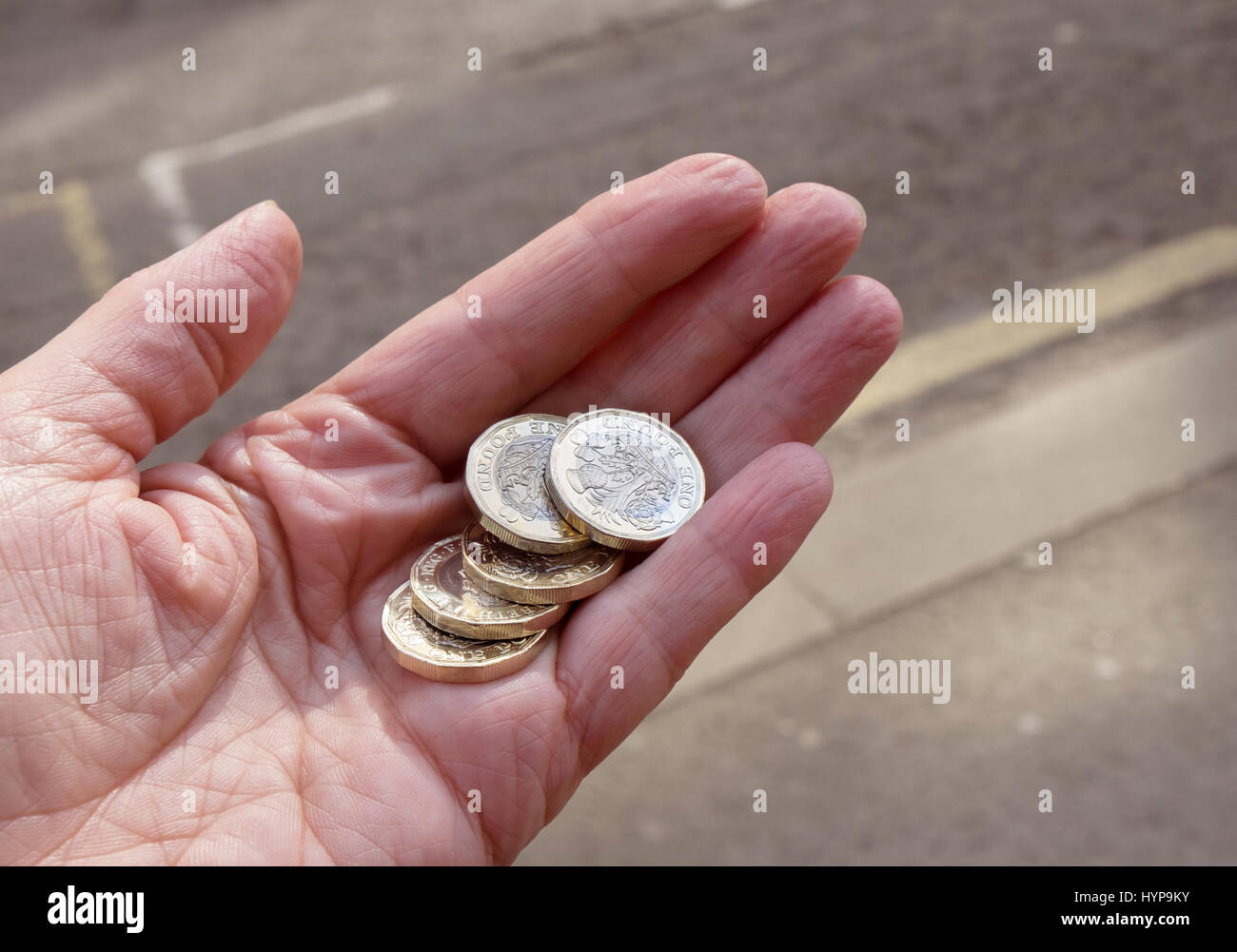 Handvoll Pfund-Münzen Stockfoto