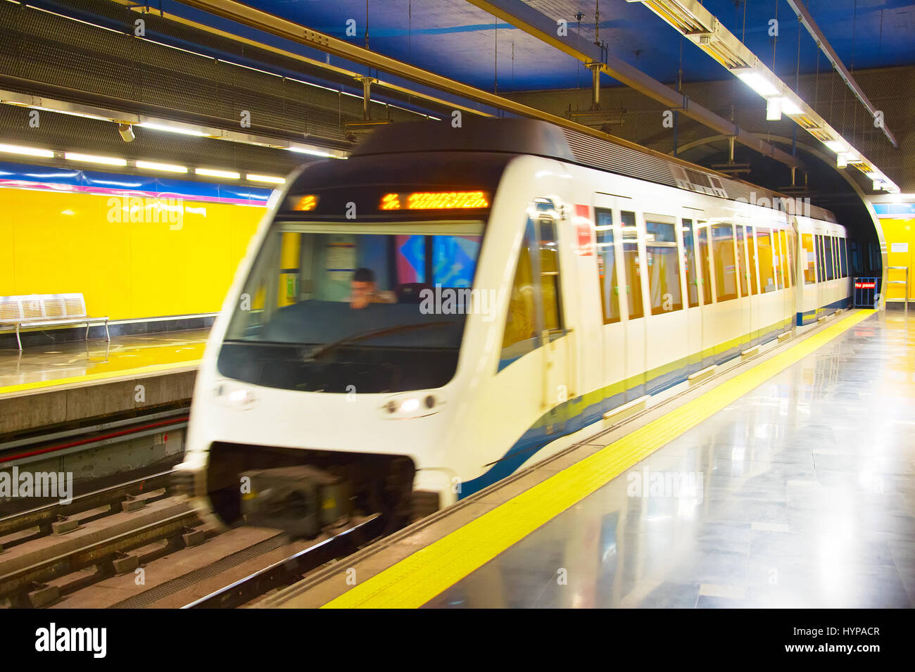 U-Bahn-Zug kommt in u-Bahnstation. Madrid, Spanien Stockfoto