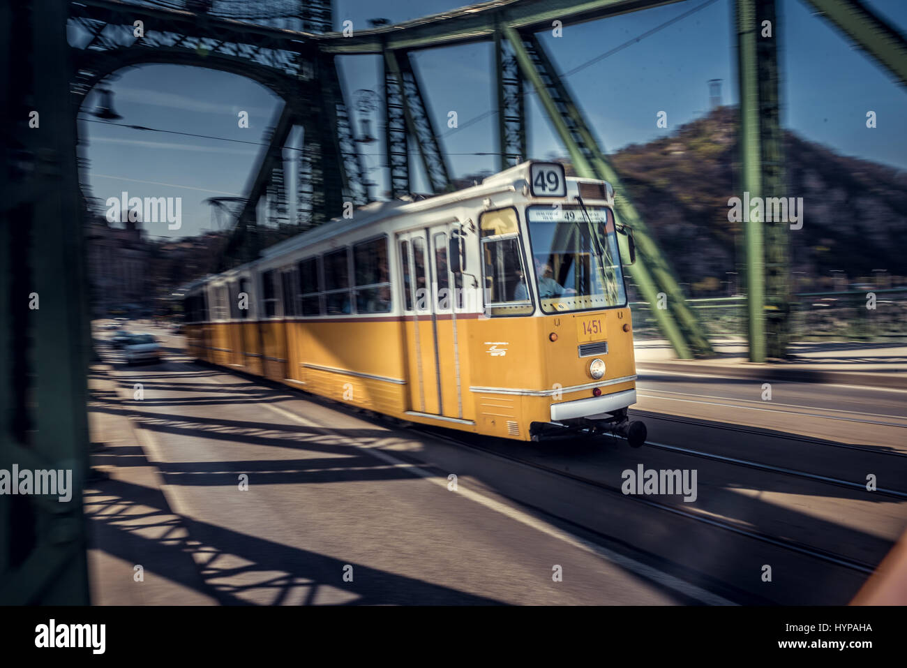 Eine Straßenbahn, die Freiheit Brücke in Budapest. Stockfoto