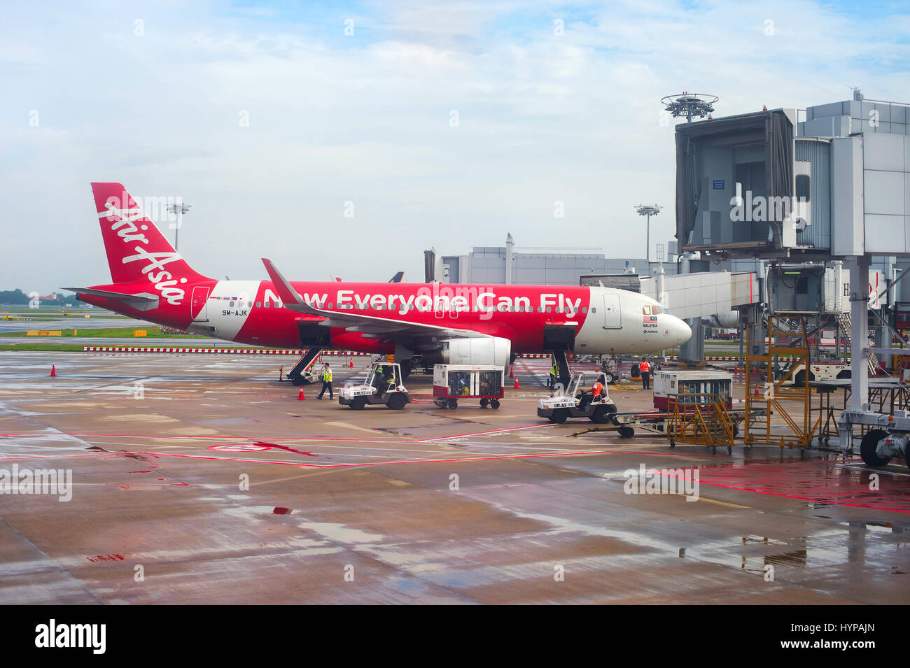 Singapur - 15. Februar 2017: AirAsia Flugzeug in Changi International Airport beim Entladen Gepäck. Changi ist der größte Flughafen der Welt. Stockfoto