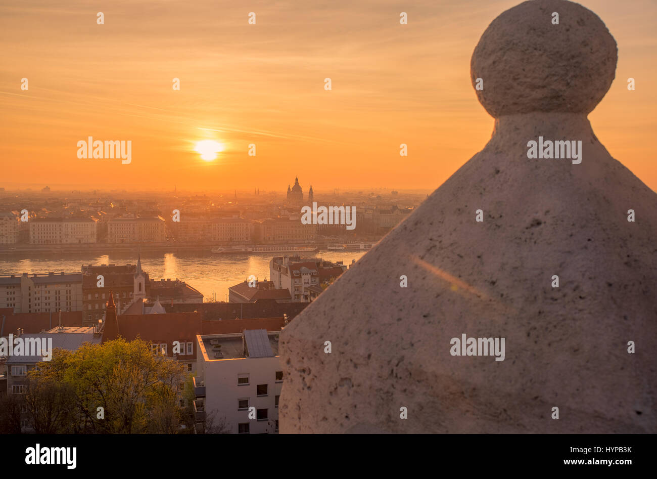 Blick vom Fishermans Bastion, ein wichtiger Meilenstein in Budapest, in der Morgendämmerung. Stockfoto