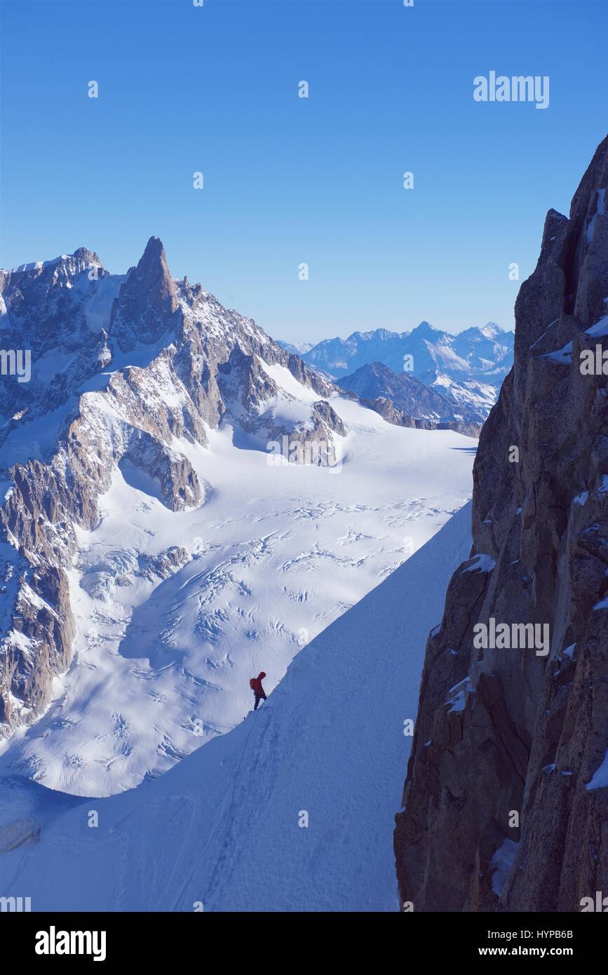 Solo-Kletterer in Richtung Mont Blanc und die umliegenden Berggipfel in den französischen Alpen über das Dorf Chamonix Stockfoto