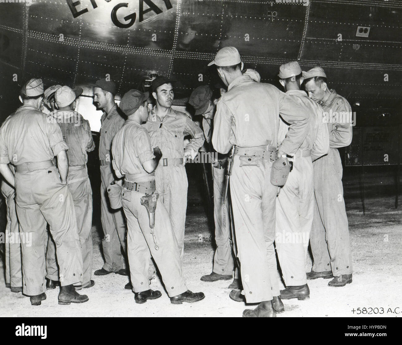 Besatzung der ENOLA GAY erhält Lastminute Anweisungen von Col Paul Tibbets (Mitte) vor dem Start auf dem historischen Flug fallen die erste Atombombe, Tinian, August 1945. Stockfoto