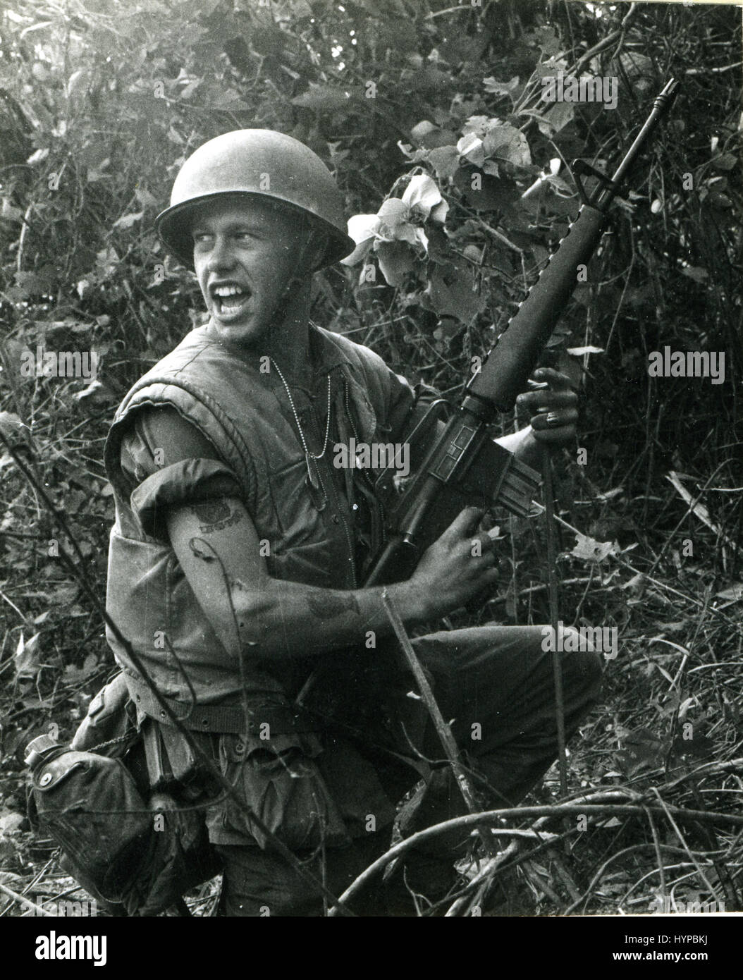 Ein Gruppenführer schreit für seine Mannschaft, während der erste Tag der Operation Stockton, 10 Meilen westlich von Da Nang, 1967 aufzusteigen. Stockfoto