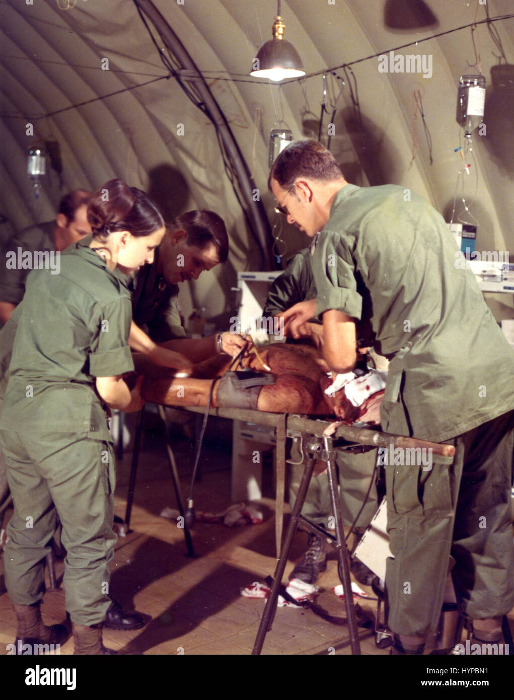 CPL. Bernice Scott, Army Nurse Corps, hilft ein Ärzteteam bei der Behandlung von Verwundeten am 2. chirurgischen Klinik. 1969, Lai Khe, Vietnam Stockfoto