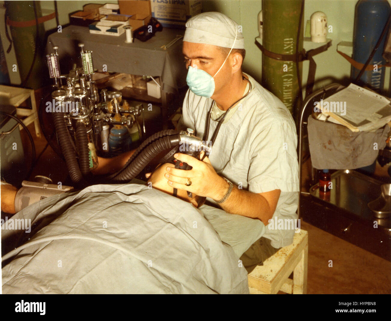 Chirurgie im Vietnamkrieg Feldlazarett. Stockfoto