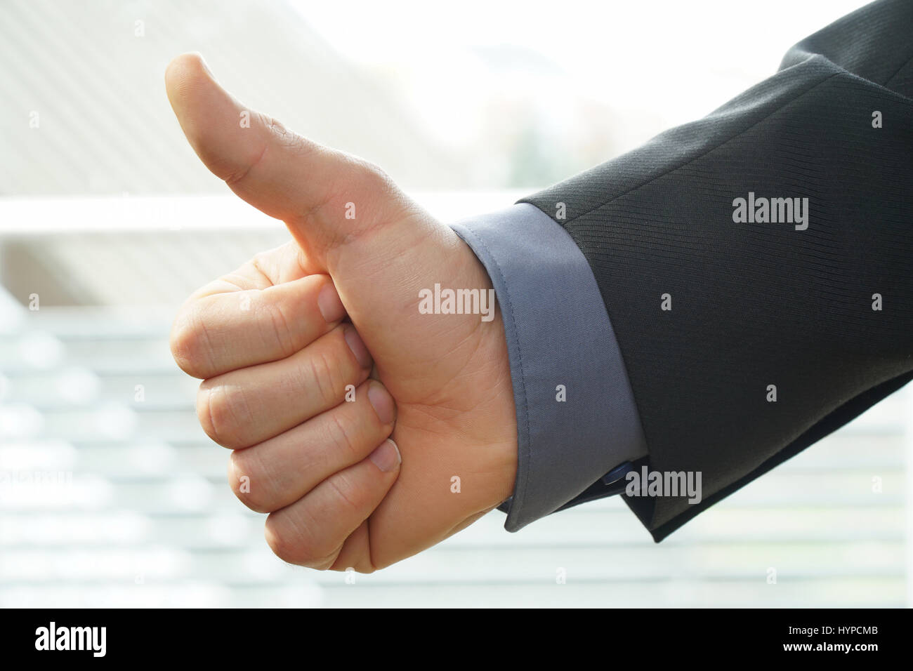 Geschäftsmann zeigt Schläge Schild für seine Zustimmung Stockfoto