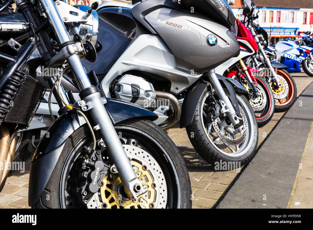 Motorräder Motorrad Räder Motorrad Scheibenbremsen Motorrad Scheibenbremsen vorne geparkten Motorräder Vorderräder in Zeile UK England Stockfoto