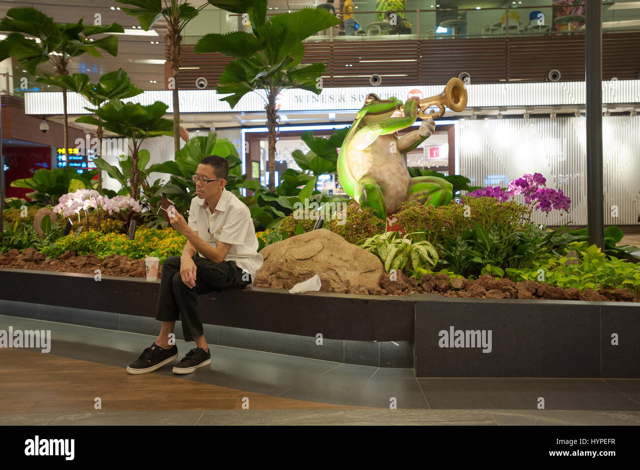 Singapur, 20. Mai 2016 - ein Mann in der Abflug-Lounge im Terminal 1 des Singapore Changi Airport erwartet. Stockfoto