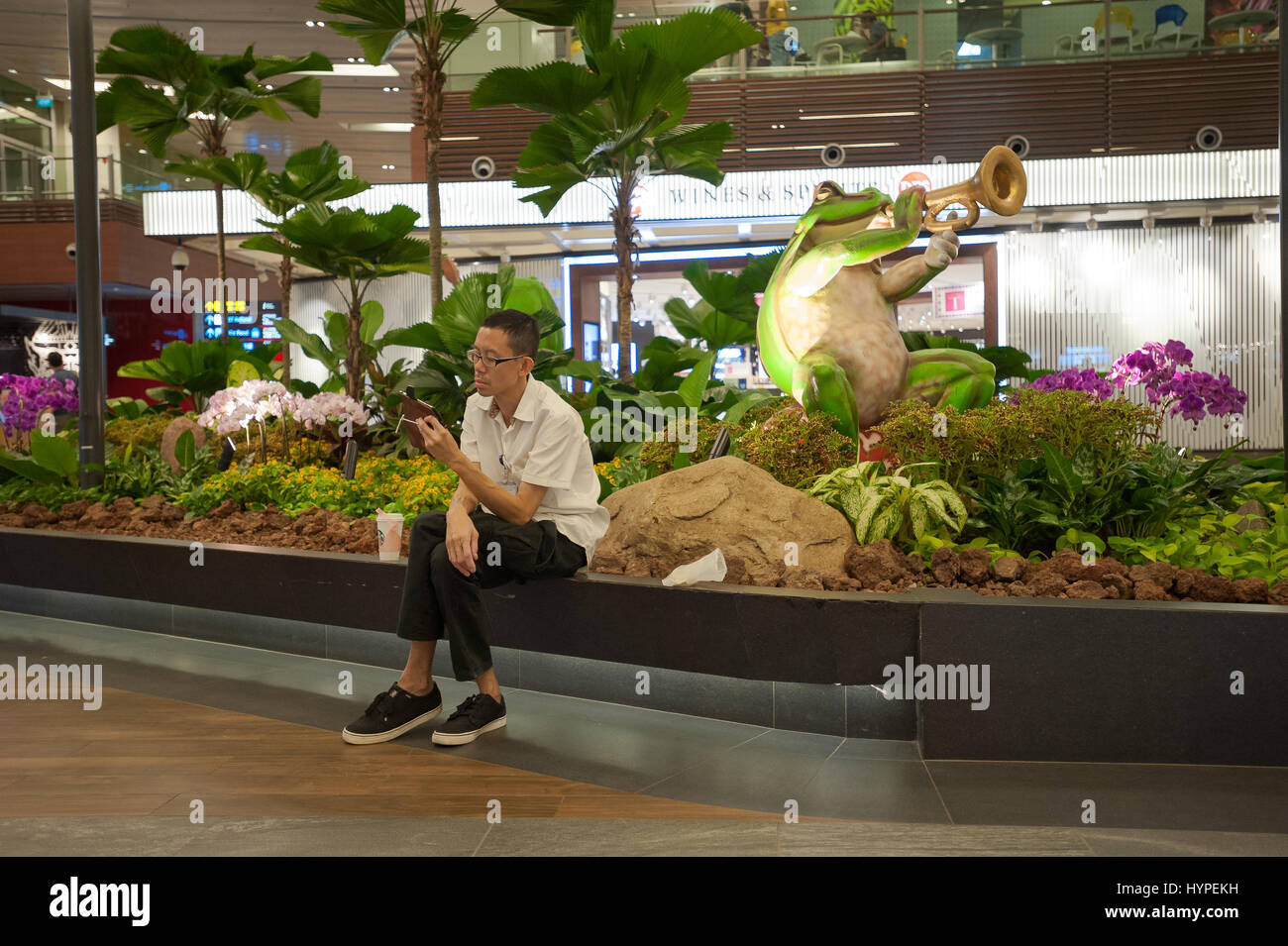 Singapur, 20. Mai 2016 - ein Mann in der Abflug-Lounge im Terminal 1 des Singapore Changi Airport erwartet. Stockfoto