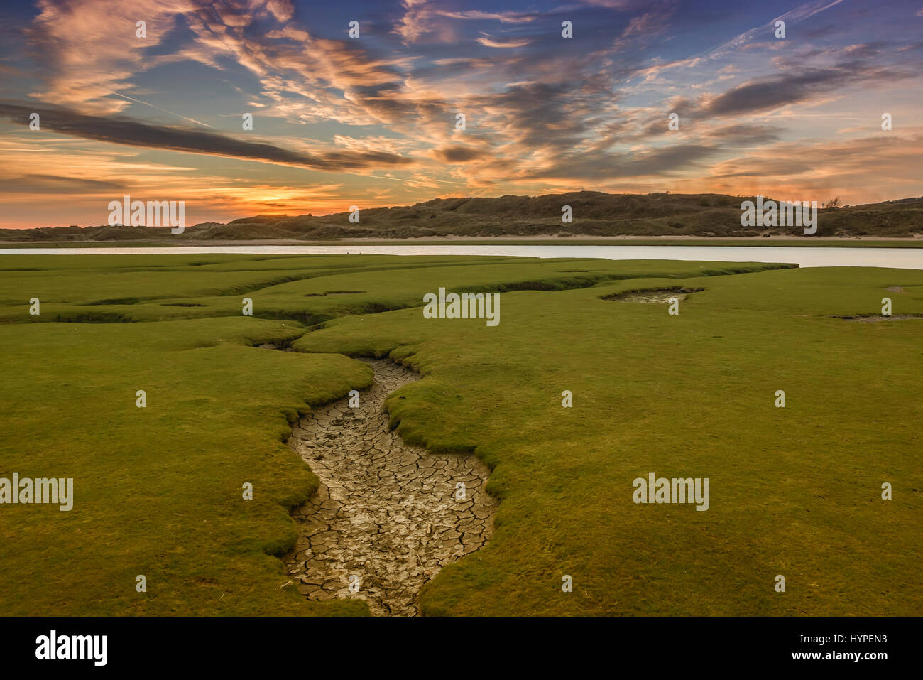 Der Fluss Ogmore, Südwales, bei Sonnenuntergang. Die Ufer des Flusses, haben viele kleine Bäche, die in der Regel trocken sind, es sei denn bei Flut oder sehr nassen baahm Stockfoto